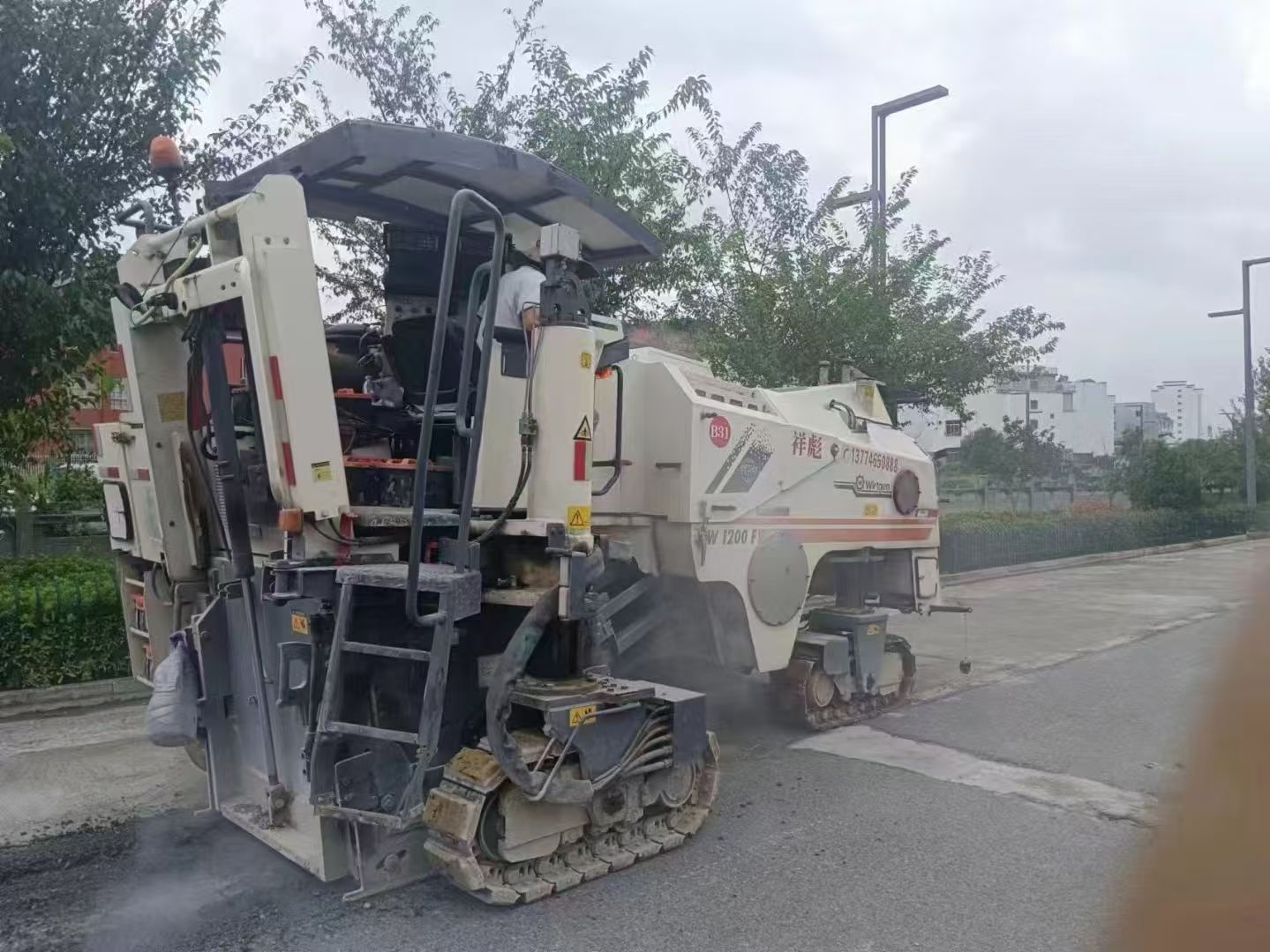 中型铣刨机施工现场